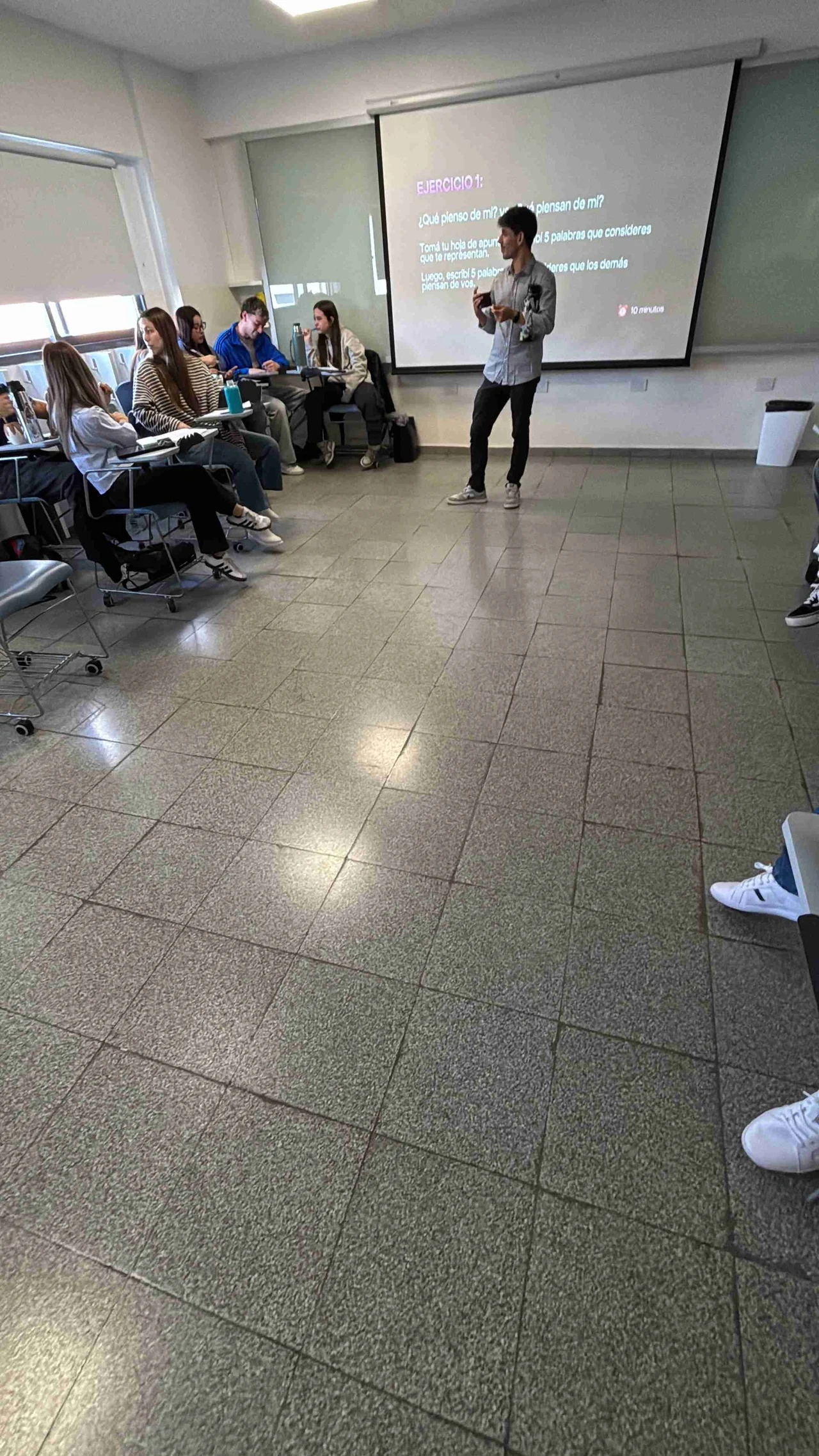 Agustín dictando un taller presencial de marca personal en un aula de la UAI